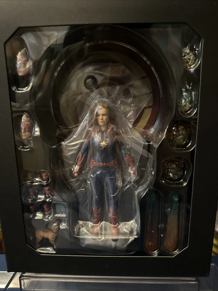 Figura de acción Mezco One:12 Collective Captain Marvel nueva sellada Foto 4 de 4