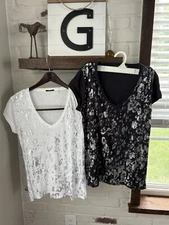 TAHARI Set Of 2 V-Neck Tops Woman Black/White Silver Splash Size Medium Peru