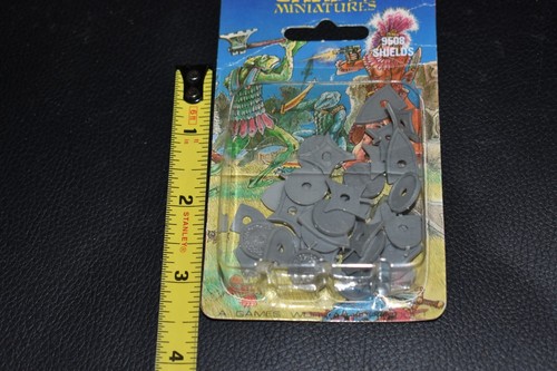 Games Workshop WARHAMMER Vintage Shields PLASTIC 9508 - NEW IN BLISTER! - Picture 4 of 5
