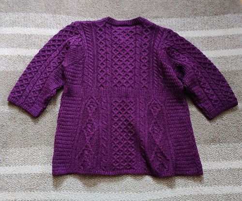 Suéter cárdigan tejido con cable grande púrpura lana merino Kilronan Knitwear Ireland - Imagen 7 de 7