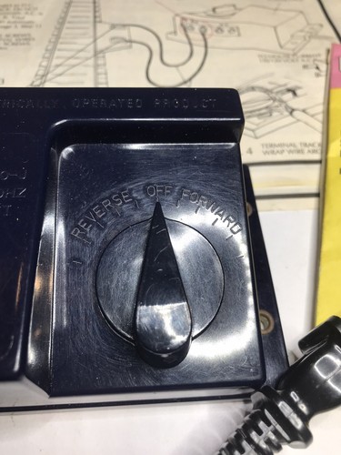 Transformador, cables, clavos y conectores realistas. Sin pista - Imagen 3 de 9