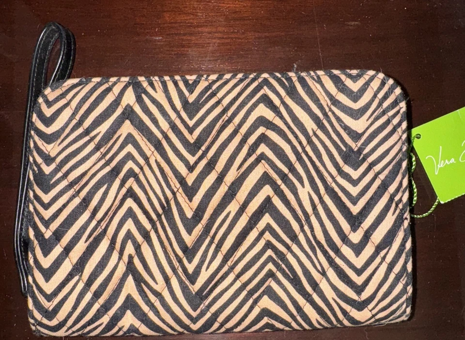 MUÑEQUERA VERA BRADLEY cremallera alrededor. CEBRA. Borde de cuero sintético. Foto 3 de 4