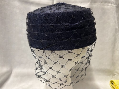 Vintage Women Black Hat with Attached Veil 21" circumference - Picture 4 of 10