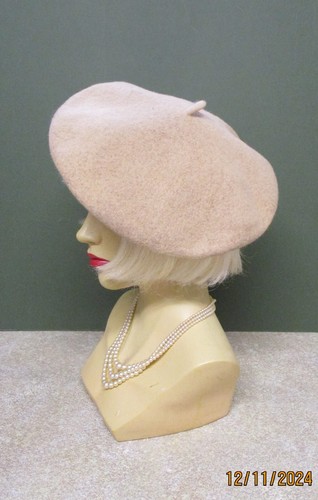 BEIGE BERET HAT WITH GREEN & BEIGE FLOWER DECORATION - 1940S STYLE - Picture 3 of 4