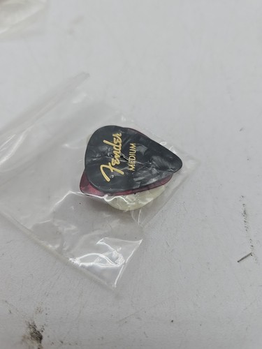 Fender Gitarre schwarz Gurt Gitarrensaiten FT-2 Stimmgerät-Plektren - Bild 2 von 5