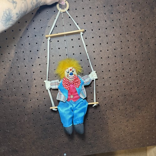 Vintage Marionette Clown Schnurpuppe Clown auf Schaukel Keramikkopf Stoffkörper 18 Zoll - Bild 2 von 11
