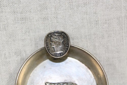 Kleiner Vintage Aschenbecher mit portugiesischem Münzrest von 1915 Metall portugiesisches Wappen - Bild 3 von 5
