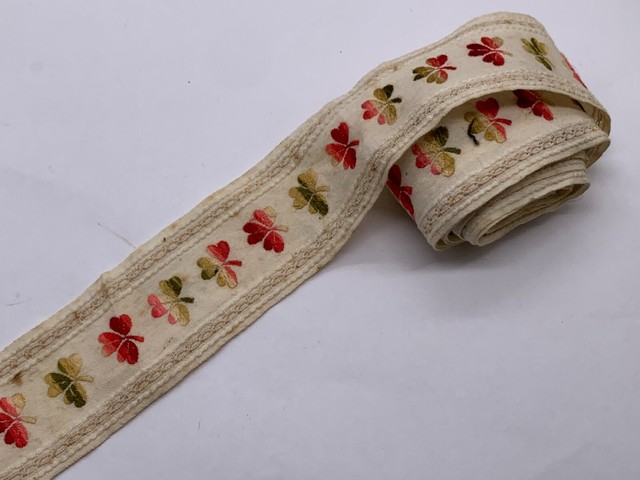 ANTIQUE VICTORIAN IRISH LINEN RIBBON TAPESTRY SHAMROCK SEWING FABRIC TRIMMING ANTIQUE VICTORIAN IRISH LINEN RIBBON TAPESTRY SHAMROCK SEWING FABRIC TRIMMING