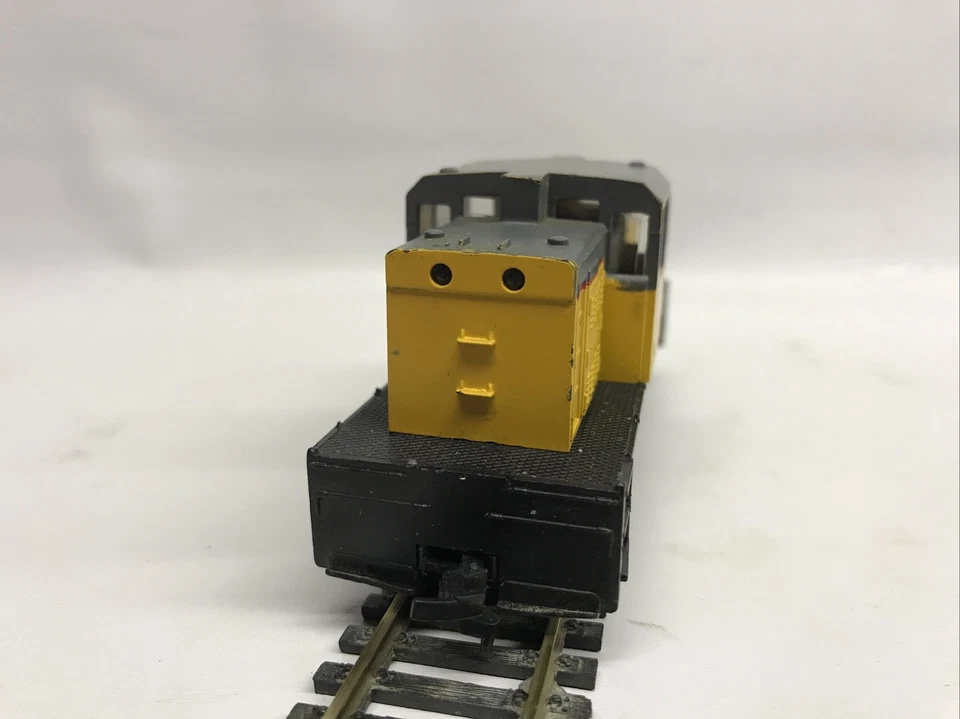 Vintage AHM 5011C HO Center Cab Locomotive  Union Pacific  1214 - Image 4 of 4