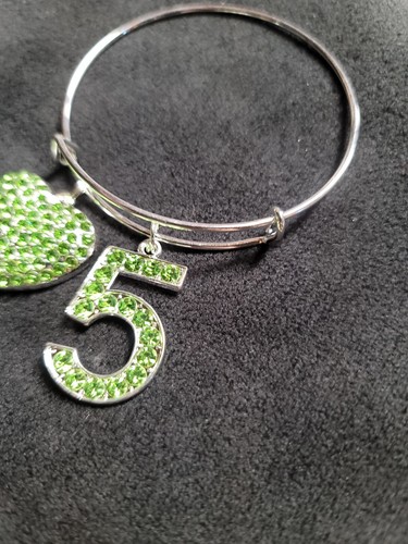 Brazalete Brazalete de Plata Hecho a Mano con Corazón de Estrás Verde y Dije Número 5 - Imagen 4 de 5