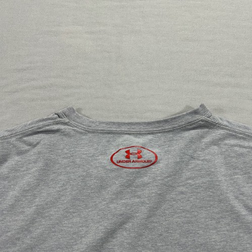 Camisa Under Armour Para Hombres Gris Medio Protect This House Cuello Redondo Camiseta Bandera de EE. UU. - Imagen 5 de 10