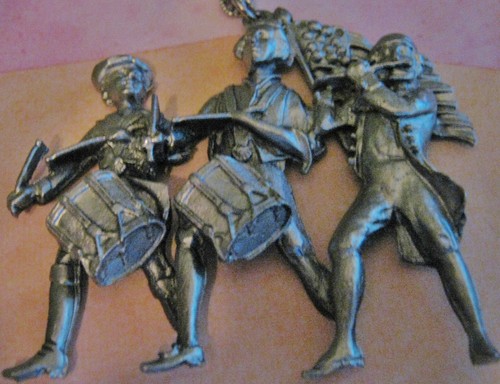 VINTAGE CORO-DESIGN PATRIOTIC 'SPIRIT OF '76' REV WAR FIFE DRUM PENDANT NECKLACE - Picture 3 of 8