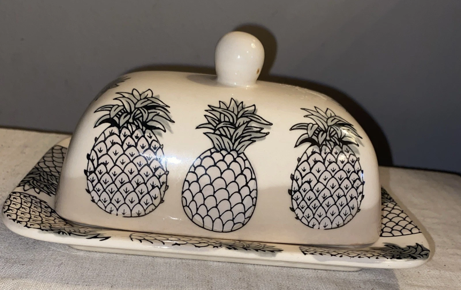SIGNATURE PINEAPPLE BLACK & WHITE COVERED STONEWARE BUTTER DISH w/KNOB LID
