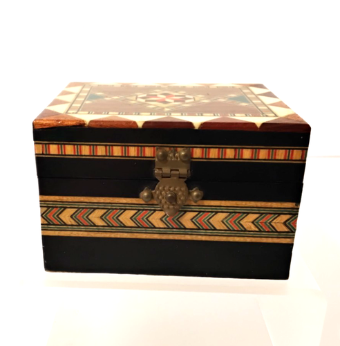 Caja con incrustaciones de madera de mosaico lacado de marquetería vintage - Imagen 2 de 9