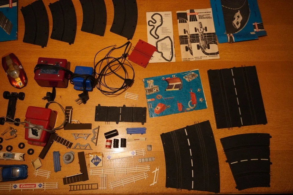 Carrera Universal Bastelkonvolut: Trafos, Autos, Schienen, Deko, Schallplatte - Bild 2 von 4