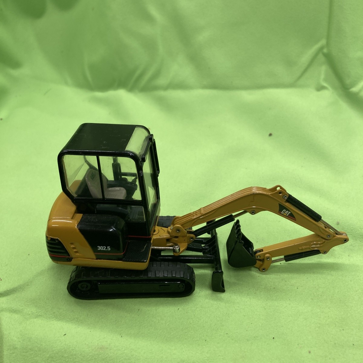 Norscot CAT 302.5 Mini Hydraulic Excavator 1:32 Scale Die-Cast