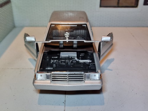 Plymouth Reliant 1983 Silver Motormax 1:24 Scale Model Car Diecast BNIB 31528 - Picture 3 of 11