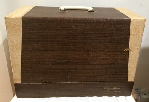 PFAFF dial-a-stitch PRECISION BUILT DE LUXE SEWING MACHINE with PEDAL & CASE- - Picture 2 of 12