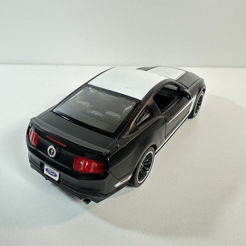 2012 FORD MUSTANG BOSS 302 HARDTOP BLACK 1/24 DIECAST CAR SHOWCASTS 38269BK - Picture 5 of 10