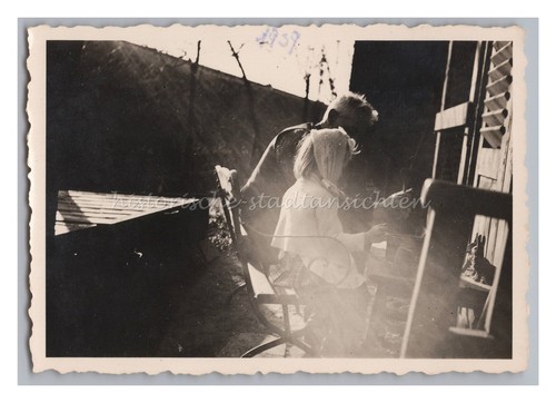 Schöne Aufnahme von Großvater mit Enkelin im Garten - LOW-KEY - Altes Foto 1939 - Picture 1 of 2