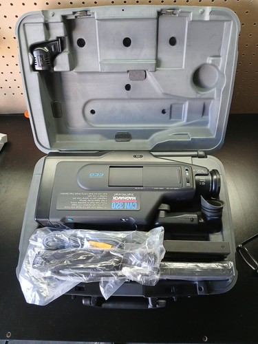 MAGNAVOX CVR 320 CÁMARA FÁCIL ZOOM 10:1 ENFOQUE AUTOMÁTICO VHS HQ CAJA CARGADOR BATERÍA PROBADO - Imagen 1 de 12