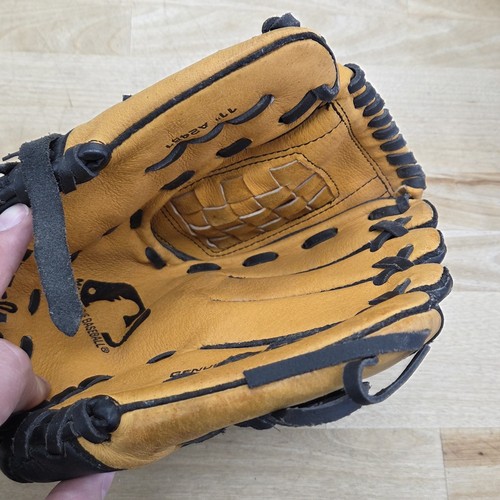 Wilson A2451 11 Inch Genuine Leather Right Handed Throw Baseball Glove Youth 11" - Picture 3 of 4