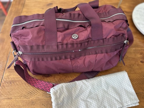 Lululemon Gym To Win Duffel Bag Wine Berry / Bordeaux Drama - Picture 2 of 14