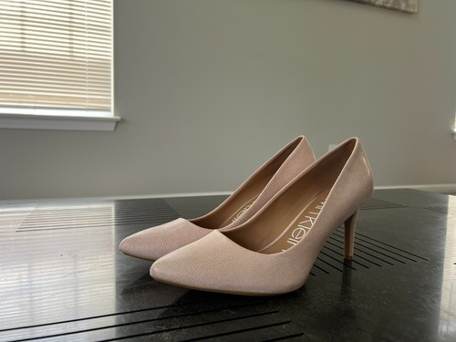 Calvin Klein BEIGE HELLBRAUN STRUKTURIERTER HOHER ABSATZ ELEGANTER PUMP GRÖSSE 9,5 M - Bild 3 von 4