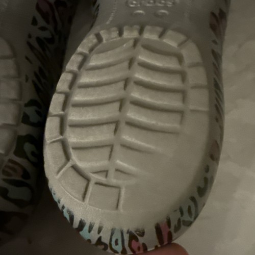 Zapatos planos de ballet Crocs Kadee coloridos con estampado de leopardo para mujer talla 7” - Imagen 10 de 14