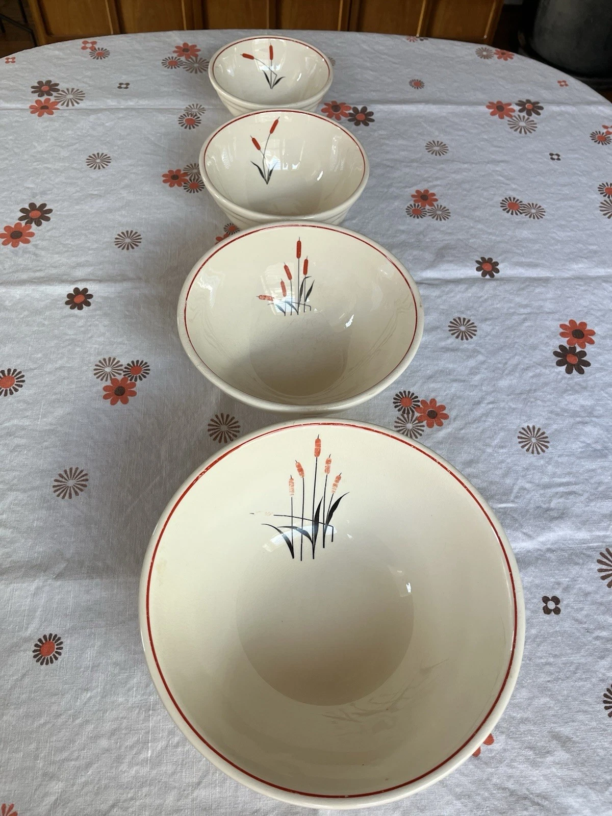 Art Deco 1940’s Set Of 4 Universal Pottery Cat Tail (Camwood) Nesting Bowls