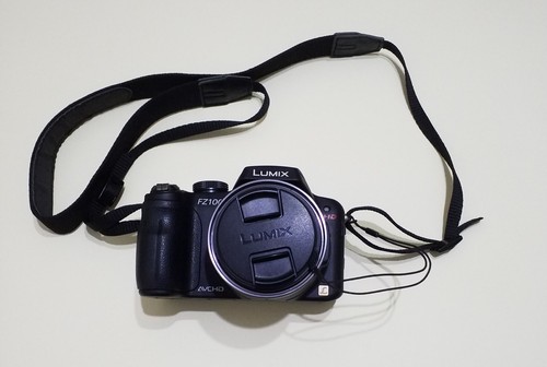 Panasonic FZ100 Digital Camera with charger and carry bag - Picture 2 of 6