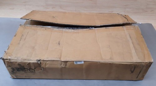 Juniper Networks QFX5200-32C-AF0 32-Port 100GB Network Switch - Picture 9 of 10