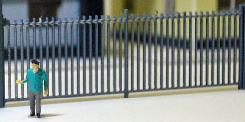 1:87 HO OO Scale 1 Meter Model Railway Building Fence Wall with Door Plastic New - Picture 2 of 3