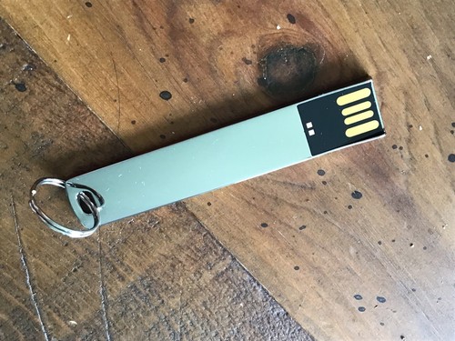 Lufthansa USB Drive Travel Flash Drive 8GB With Logo Silver Colored Keychain - Picture 4 of 4