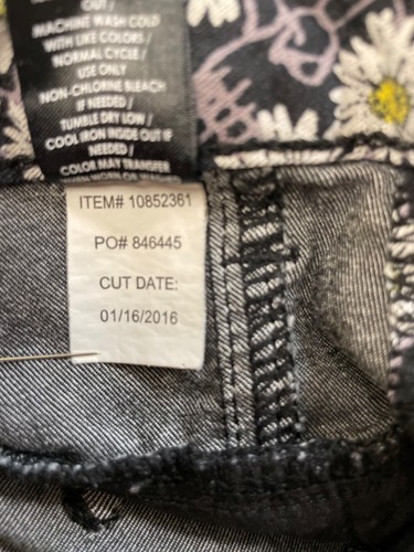 BLACKHEART - HIGH RISE SHORTS- DENIM - DAISYS and SKULLS - Picture 6 of 8