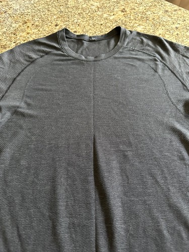 Lululemon Shirt Mens Small Short Sleeve Live in Practice Athletic Charcoal Gray - Picture 2 of 6