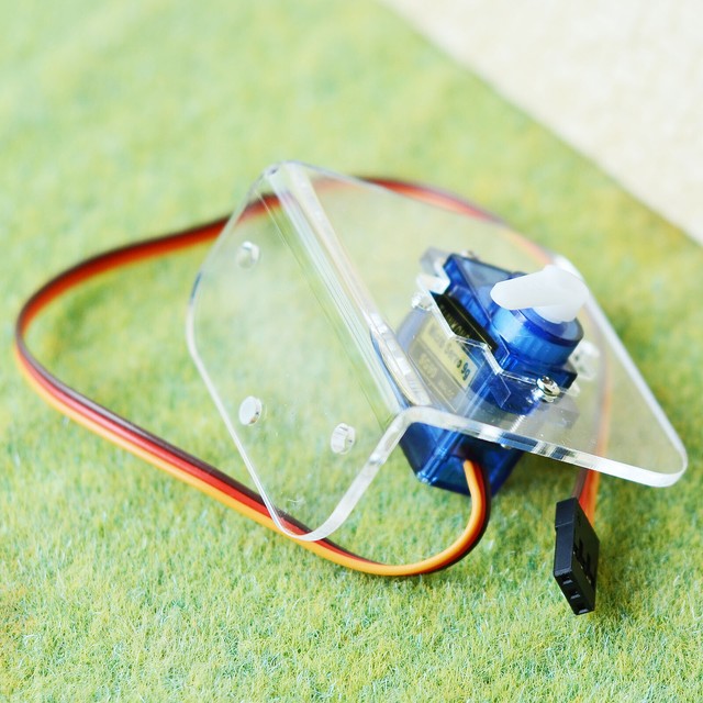 1 x SG90 mini servo with Acrylic bracket installer for crossing signal gate arms 1 x SG90 mini servo with Acrylic bracket installer for crossing signal gate arms