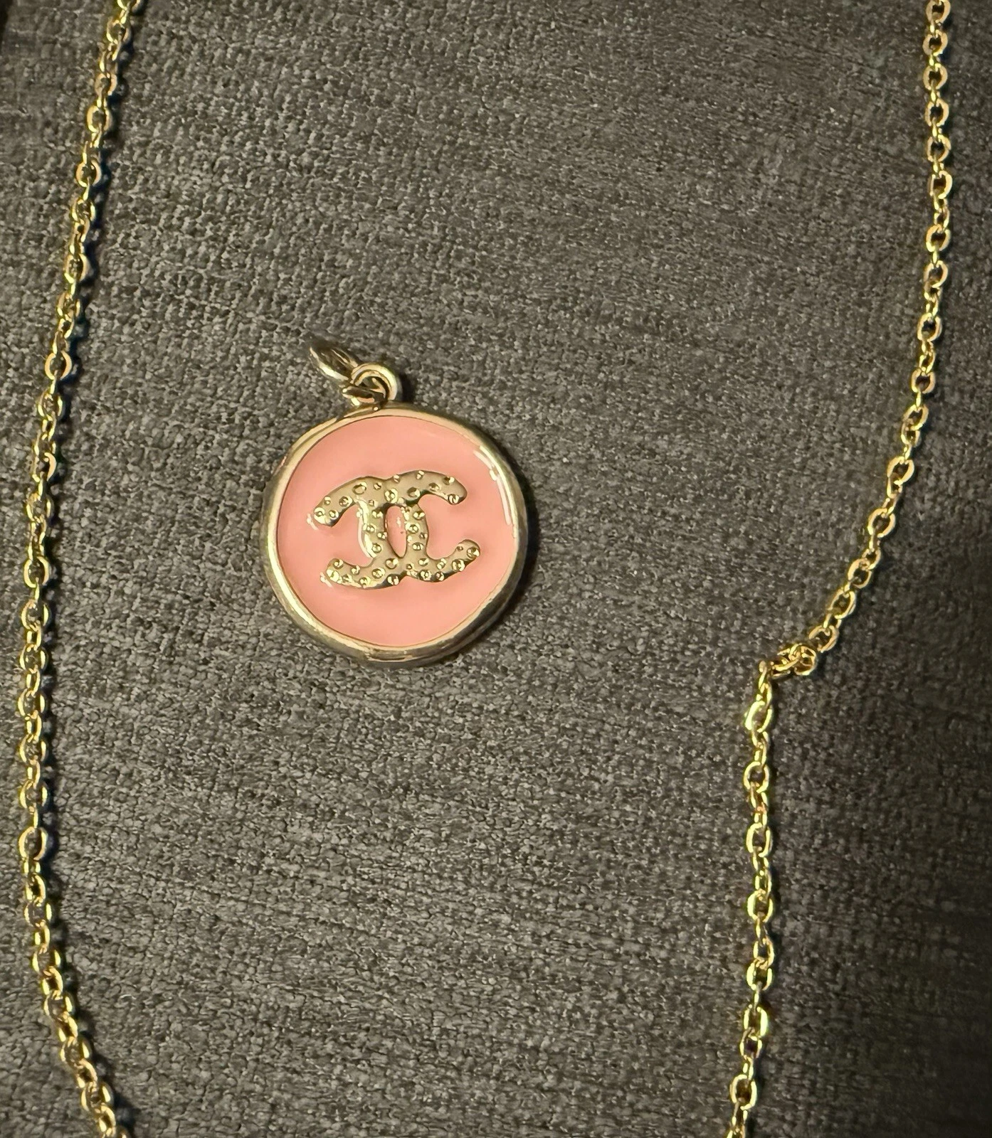 Autentico ciondolo Chanel con cerniera