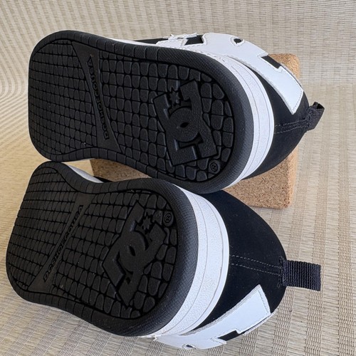 Scarpe da skate DC Court Graffik da uomo taglia 7,5 nere e bianche in pelle sneakers con linguetta grassa - Foto 10 di 18