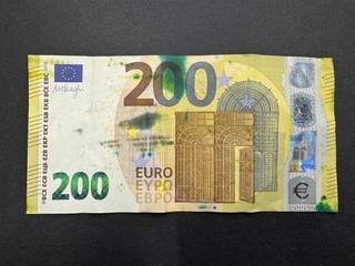 Damaged €200 Euro Banknote (1) LOT: 3011 035