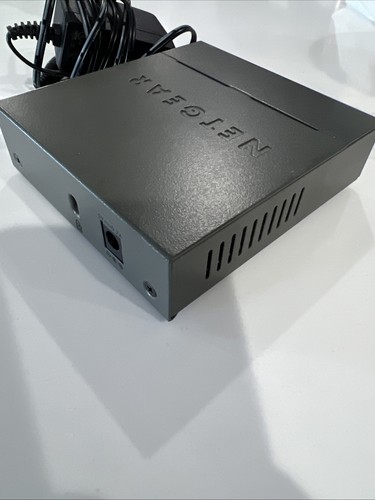 NETGEAR 5-Port Gigabit Ethernet Unmanaged Switch (GS305) w/ Adapter - Picture 4 of 5
