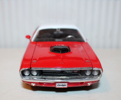 Maisto 1970 Dodge Challenger R/T 426 Hemi 1/24 Scale Diecast Car - Picture 2 of 6