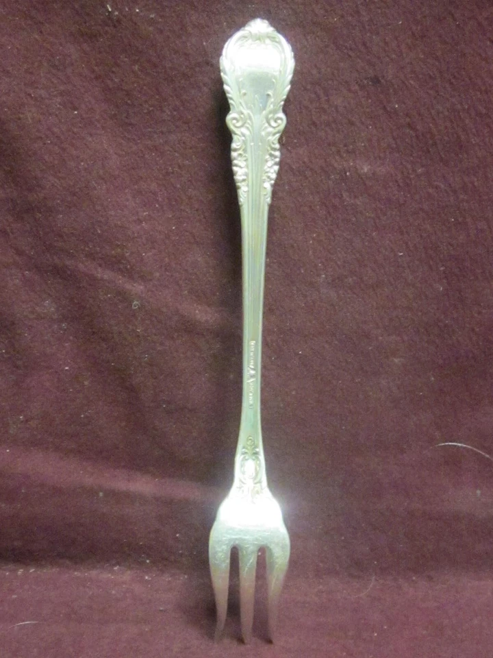 Tenedor de cóctel Sterling Wallace SIR CHRISTOPHER 5 3/8" 23 gramos sin monograma Foto 3 de 4
