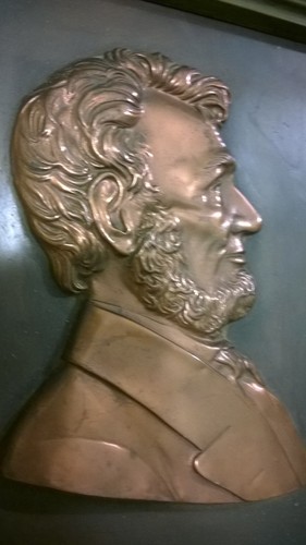 ANTIGUO RELIEVE PERFIL ESTAÑO NO MAGNÉTICO CHAPADO EN COBRE ENMARCADO ABRAHAM LINCOLN - Imagen 3 de 11