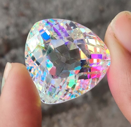 82.85 Ct Certified Natural Trillion Cut Rainbow Untreated Mystic Quartz Gemstone - Picture 3 of 5