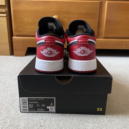 Nike Air Jordan 1 Low Bred Toe Gym Rosso/Bianco Nero GS 553560-612 Taglia 5.5Y NUOVE - Foto 4 di 6