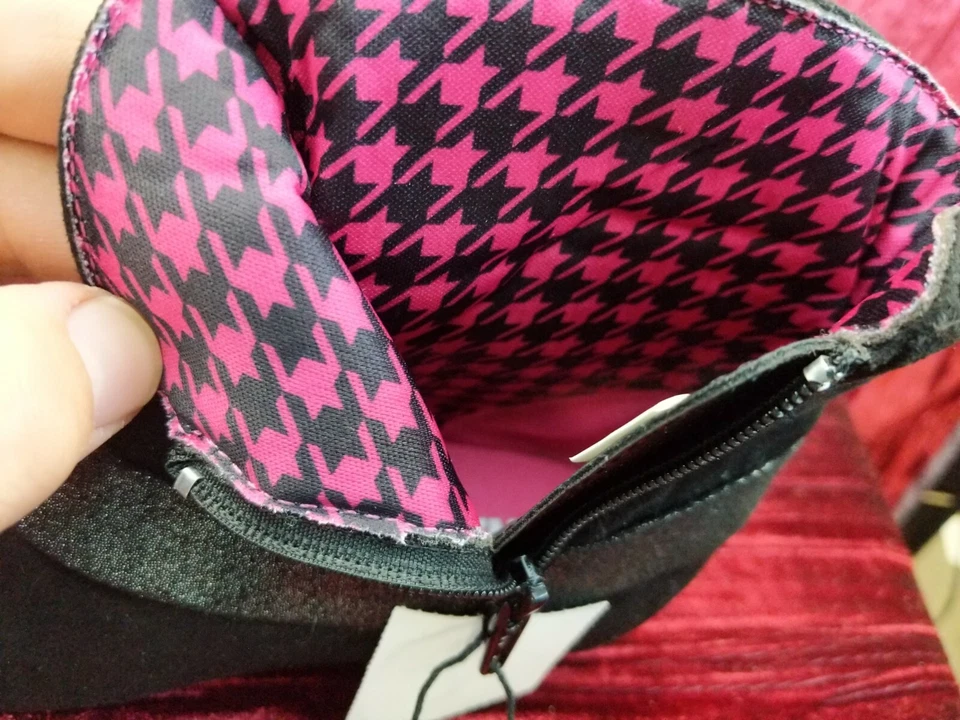 Bota da moda infantil Smart Fit tamanho 8 camurça preta nova em folha com adorno floral - Imagem 3 de 4