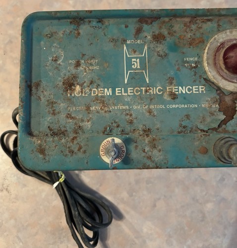 VTG.-Hol-Dem-Electric Fencer-Model 51-Farm Animal Ranch Fence-As-Is/For Parts - Picture 7 of 8