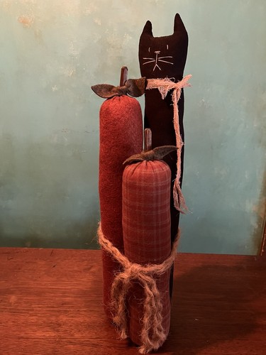 Folk Art Handmade Fall Stuffed Tall Fabric Cat & Pumpkins - Imagen 5 de 6