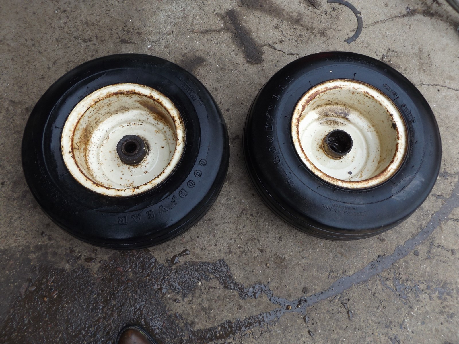 Cub Cadet 1211 Front Rims and Tires 16x6.50-8 Cub Cadet 1211 Front Rims and Tires 16x6.50-8